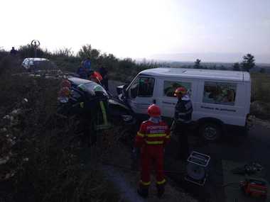 Braşov: Trei persoane au rămas încarcerate, una fiind inconştientă, după ce un microbuz şi un autoturism s-au ciocnit pe un drum judeţean; a fost solicitat elicopterul SMURD