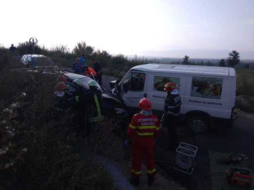 Braşov: Trei persoane au rămas încarcerate, una fiind inconştientă, după ce un microbuz şi un autoturism s-au ciocnit pe un drum judeţean; a fost solicitat elicopterul SMURD