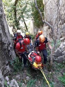 Intervenţie a salvamontiştilor pentru preluarea unui copil care a căzut şi s-a accidentat, în zona Vârfului Călţun din Munţii Făgăraş