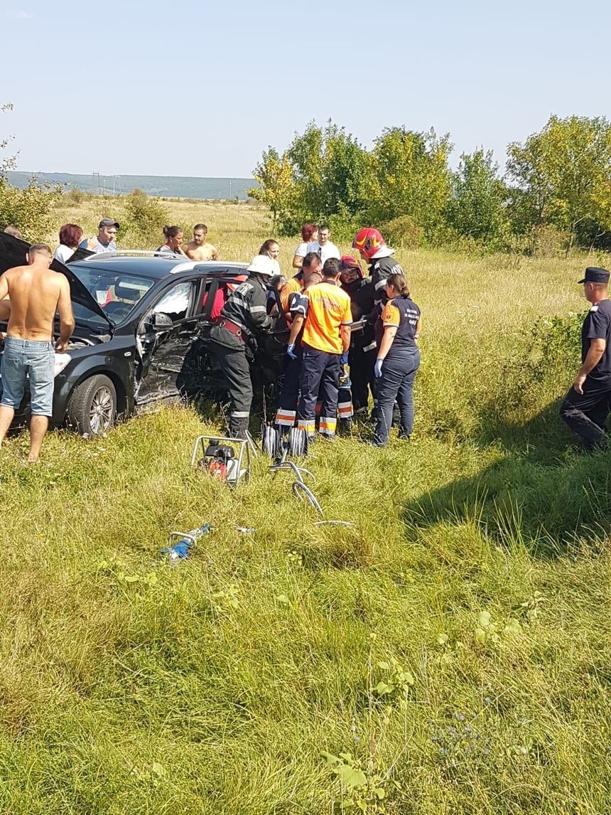 Patru persoane, între care un copil de 11 ani, rănite într-un accident rutier produs în Gorj