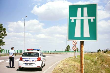 Peste 60 de persoane care circulau cu viteză pe autostrăzi, amendate de poliţişti în ultima săptămână; cea mai mare viteză înregistrată – 235 de kilometri la oră