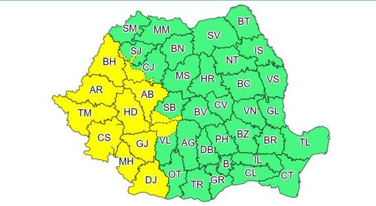 Cod galben de ploi abundente, vijelii şi grindină în 13 judeţe, până marţi seară