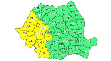 Cod galben de ploi abundente, vijelii şi grindină în 13 judeţe, până marţi seară