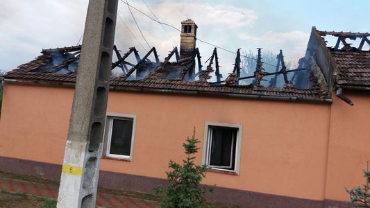 Timiş: Un bărbat a fost transportat la spital cu arsuri la mâini, în urma unui incendiu izbucnit la o casă; o femeie a suferit un atac de panică