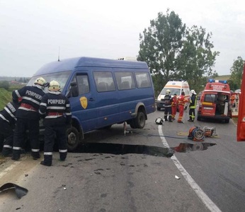 Sibiu: O persoană a murit după ce motocicleta pe care se afla a derapat şi s-a izbit de un microbuz cu pasageri