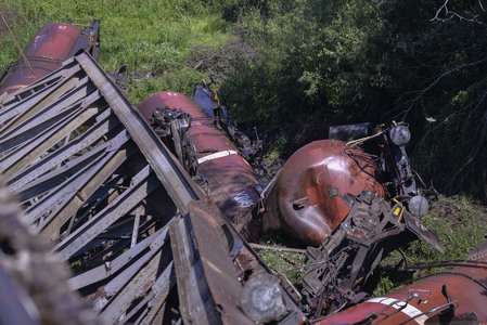 Circulaţia pe firul II de pe Viaductul Cârcea, închisă după ce mai multe vagoane ale unui tren de marfă au căzut în râpă, a fost redeschisă