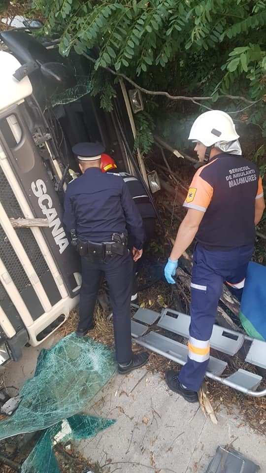 O cisternă încărcată cu ciment s-a răsturnat pe marginea DN1 C, în Maramureş, blocând parţial traficul; şoferul a decedat. FOTO