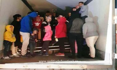 Nădlac: Peste 50 de migranţi din Irak, Iran şi Palestina, descoperiţi la graniţă ascunşi într-un TIR, printre butoaie cu miere