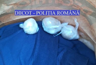 O grupare condusă de doi cetăţeni iranieni care coordona mai mult de jumătate din traficul de heroină, destructurată de DIICOT; unul dintre iranieni depozita drogurile şi banii obţinuţi în fast-food-ul pe care îl deţinea