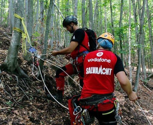 Salvamontiştii din Buşteni intervin pentru a recupera opt turişti care au rămas pe traseul Jepii Mici după lăsarea întunericului, unul dintre ei având probleme medicale