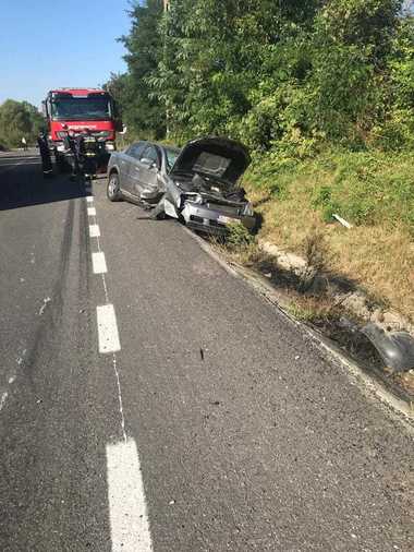 Mehedinţi: Patru persoane au fost rănite după ce un autoturism condus de un şofer băut a lovit un cap de pod
