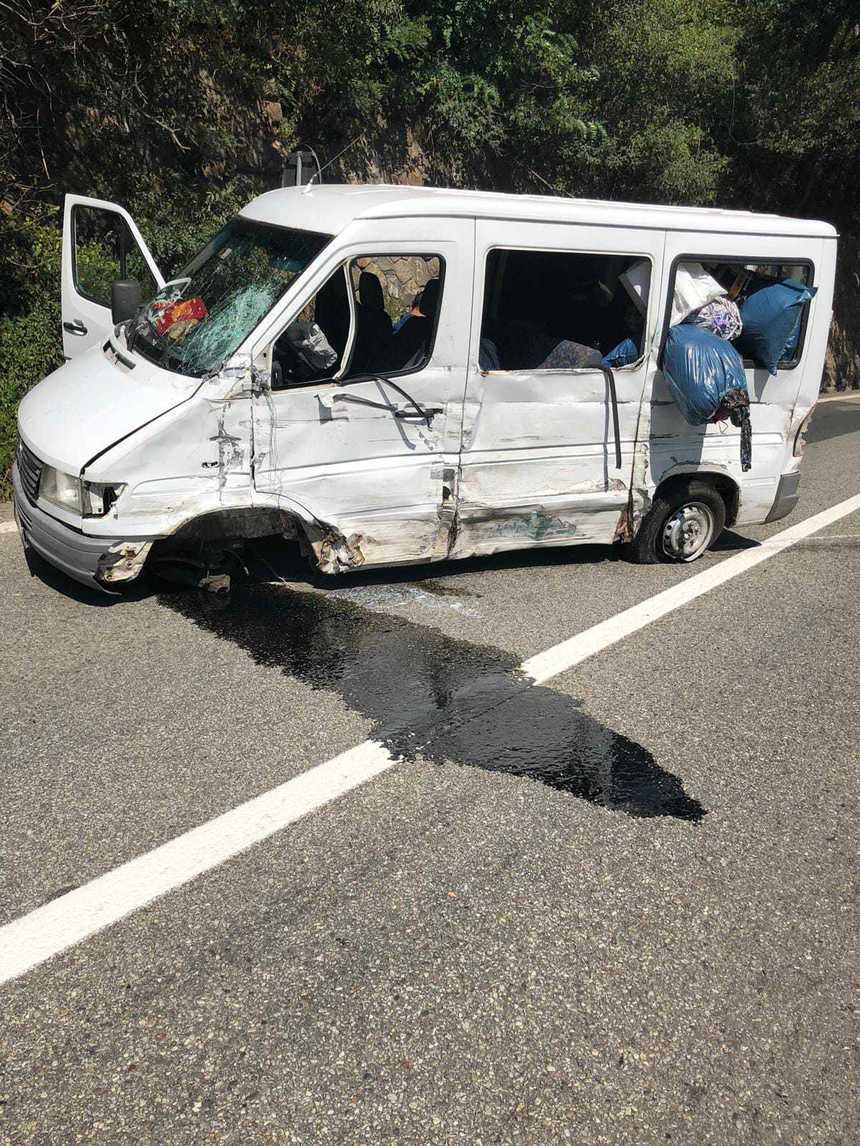 Treisprezece persoane au fost rănite într-un accident produs la limita judeţelor Vâlcea şi Sibiu; a fost activat planul roşu de intervenţie