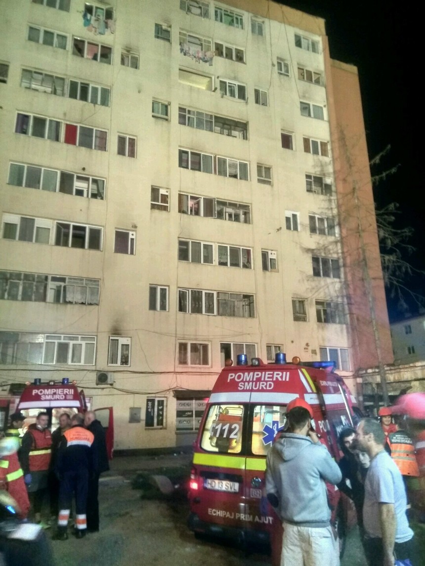 Zeci de oameni evacuaţi în urma unui incendiu izbucnit într-un bloc cu nouă etaje din Petrila; şase persoane, între care doi copii, au ajuns la spital