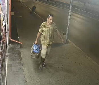 Un bărbat care a agresat sexual o femeie într-o staţie de metrou din Bucureşti, căutat de poliţişti; aceştia au publicat câteva fotografii ale suspectului