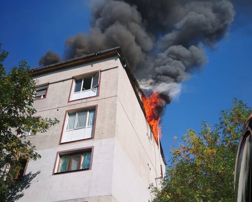 Incendiu la acoperişul unui bloc din Focşani; locatarii s-au autoevacuat şi nu s-au înregistrat victime. FOTO/ VIDEO