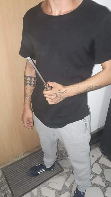 Arad: Un jandarm trimis la o intervenţie a descoperit că un hoţ spărgea chiar boxa sa din bloc; suspectul a fost prins la locul faptei. FOTO