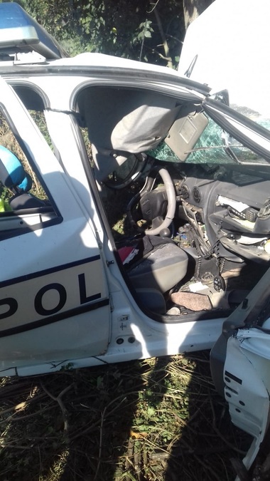 Constanţa: Un poliţist a fost grav rănit după ce a intrat cu maşina de serviciu într-un copac, în timp ce mergea la o intervenţie