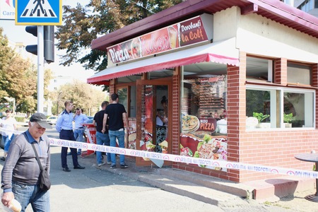 Atac cu macete, topoare şi bastoane telescopice la o pizzerie din Buzău; patronul localului a fost rănit. FOTO