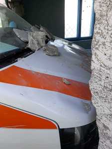 Constanţa: O ambulanţă care mergea la o intervenţie a intrat într-o clădire dezafectată după ce a evitat un TIR. FOTO