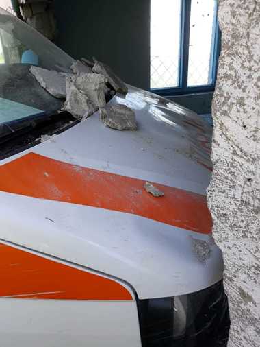 Constanţa: O ambulanţă care mergea la o intervenţie a intrat într-o clădire dezafectată după ce a evitat un TIR. FOTO