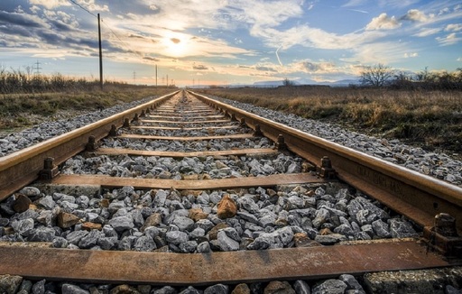 Arad: O femeie care culegea măceşe lângă calea ferată a fost lovită de tren, fiind transportată la spital în comă
