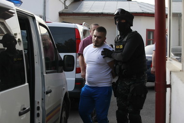 Alte două persoane suspectate că au fost implicate în atacul de la o pizzerie din Buzău, găsite de poliţişti în urma unor percheziţii