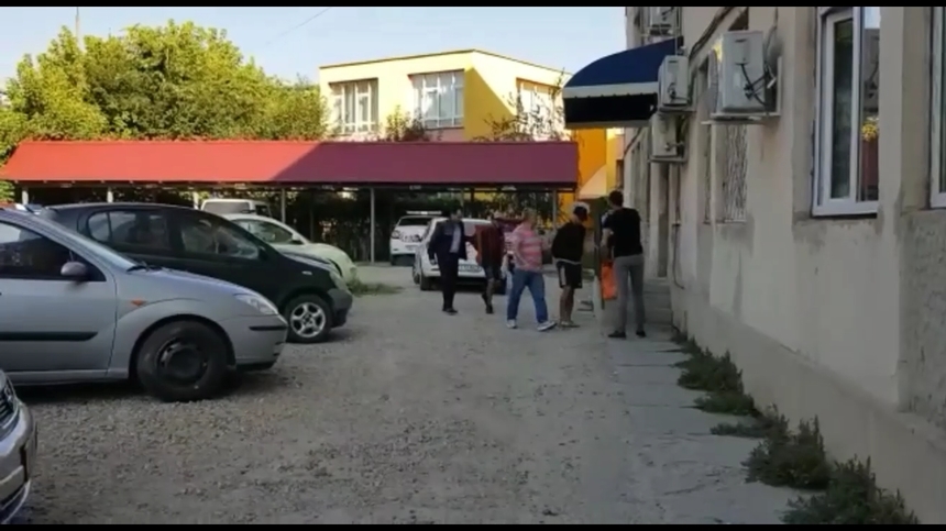 Doi tineri suspectaţi că l-au înţepat în spate pe un adolescent din Craiova au fost reţinuţi; ei au fost prinşi la Arad, când se pregăteau să fugă din ţară. VIDEO