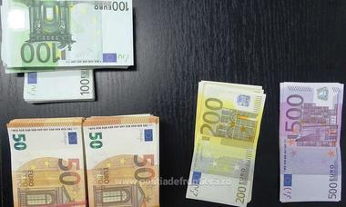 Poliţiştii de frontieră au găsit 70.000 de euro ascunşi sub hainele unor cetăţeni turci şi în bagajele unor cetăţeni români care circulau cu un autocar din Bucureşti în Istanbul