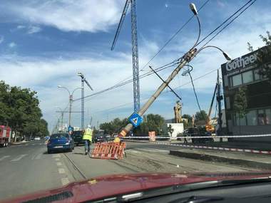 Trafic restricţionat pe bulevardul Barbu Văcărescu din Capitală după ce un camion a avariat un stâlp de curent