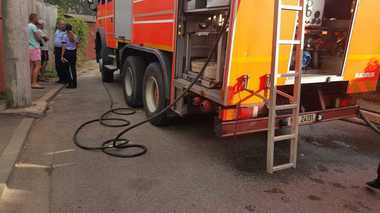 Un incendiu puternic a izbucnit la o locuinţă din Ploieşti, focul extinzându-se la o a doua casă; 30 de pompieri intervin pentru stingerea flăcărilor. VIDEO