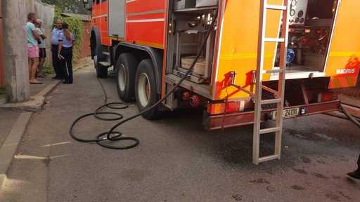 Un incendiu puternic a izbucnit la o locuinţă din Ploieşti, focul extinzându-se la o a doua casă; 30 de pompieri intervin pentru stingerea flăcărilor. VIDEO