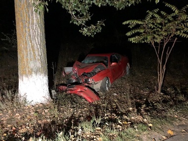 Constanţa: Trei tineri au fost grav răniţi, după ce maşina condusă de unul dintre ei, în vârstă de 17 ani, a intrat într-un copac