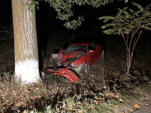 Constanţa: Trei tineri au fost grav răniţi, după ce maşina condusă de unul dintre ei, în vârstă de 17 ani, a intrat într-un copac