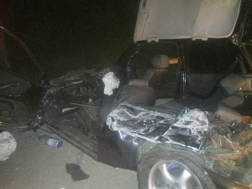 Braşov: Un camion s-a răsturnat peste un autoturism, două persoane sunt inconştiente