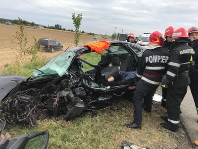 Vrancea: Patru morţi şi doi răniţi grav în urma unui accident; două maşini s-au ciocnit frontal pe E85 - VIDEO