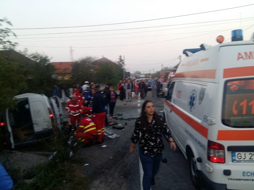 Plan roşu de intervenţie în Gorj în urma unui accident rutier în care sunt implicate nouă persoane - FOTO