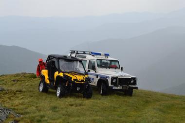 UPDATE - Patru turişti care au urcat în Masivul Bucegi au cerut ajutorul Salvamont după ce au fost atacaţi de un roi de viespi