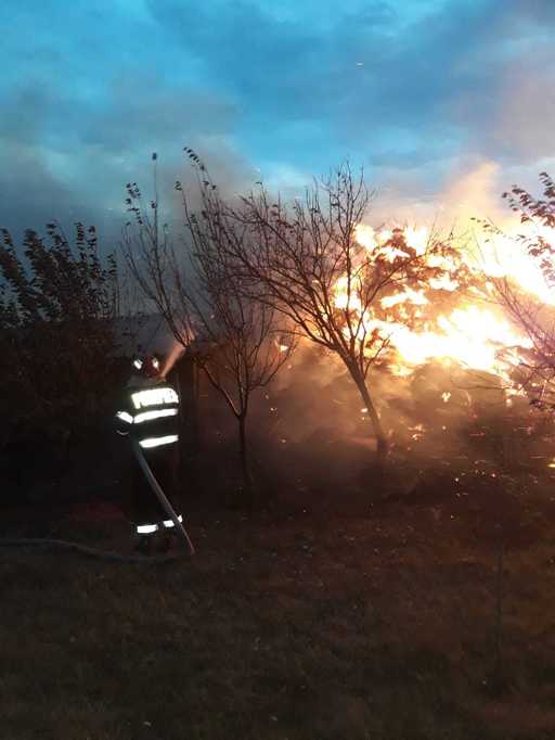 Teleorman: Incendiu care a cuprins aproape 7.000 de baloţi de furaje, la Roşiorii de Vede