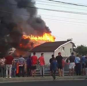 Două case din judeţul Constanţa au fost distruse într-un incendiu. VIDEO