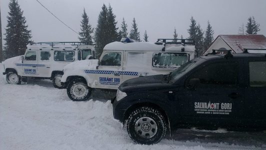 Intervenţie a salvamontiştilor din Gorj pentru salvarea mai multor persoane rămase blocate cu maşinile pe Transalpina, din cauza zăpezii