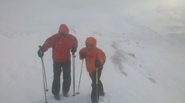 Salvamontiştii au ajuns la cei doi turişti străini aflaţi la refugiul Călţun; ei au hipotermie uşoară şi vor fi conduşi la complexul Piscul Negru. VIDEO