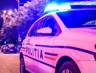 Oradea: Un copil de patru ani lăsat nesupravegheat s-a urcat la volanul unei maşini şi a accidentat un muncitor, apoi a lovit o maşină şi o casă