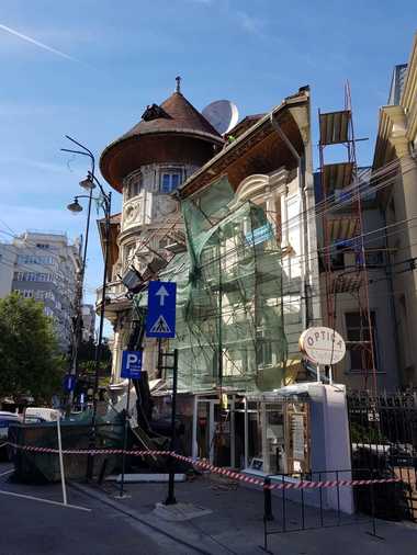 Doi muncitori care lucrau la renovarea faţadei unei clădiri vechi din centul Capitalei, coborâţi de pe acoperiş de pompieri după ce schela s-a prăbuşit parţial. FOTO, VIDEO