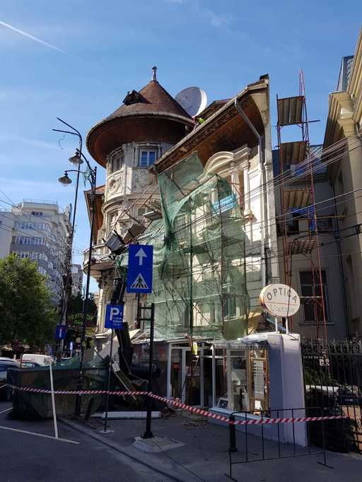 Doi muncitori care lucrau la renovarea faţadei unei clădiri vechi din centul Capitalei, coborâţi de pe acoperiş de pompieri după ce schela s-a prăbuşit parţial. FOTO, VIDEO