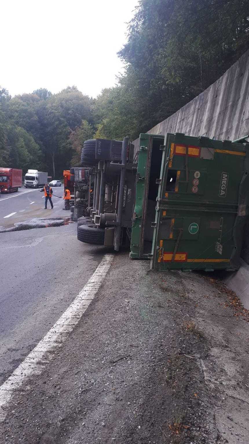 Braşov: Un TIR care transporta sulfat de amoniu granulat s-a răsturnat, pe DN 13, la Pădurea Bogăţii; traficul este îngreunat. FOTO