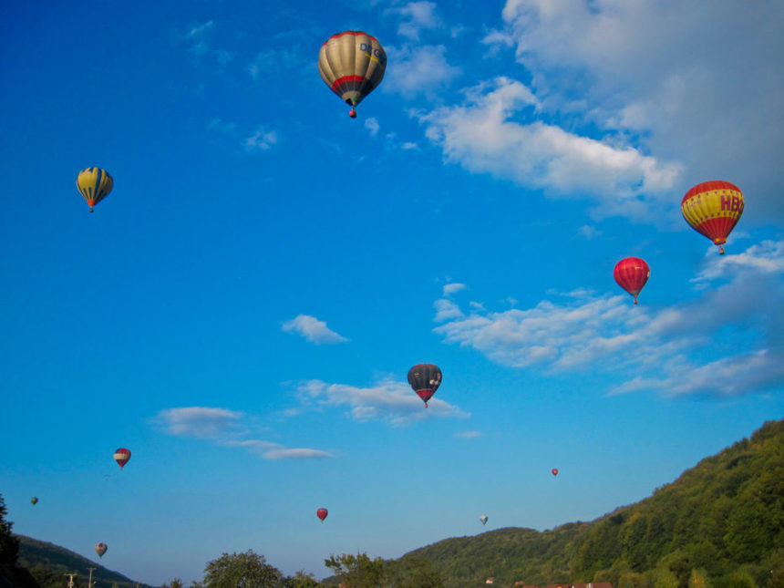 Opt baloane cu aer cald care participau la o paradă în Mureş au fost duse de curenţi în munţi; Salvamont a intervenit pentru recuperarea echipajelor


