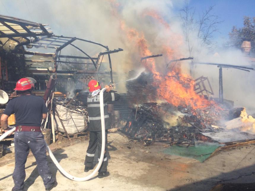 Incendiu la o fabrică de mobilă din Vâlcea; focul a cuprins cherestea depozitată în aer liber