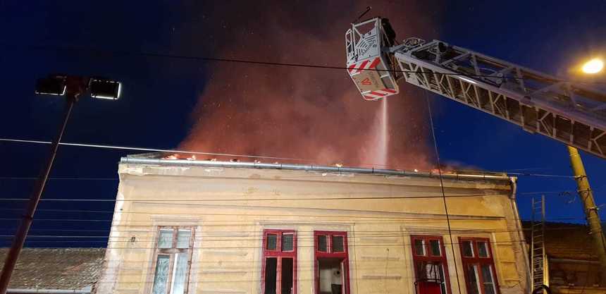 Incendiu puternic la o casă din Timişoara; primele informaţii arată că nu sunt victime