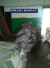 Şaptesprezece persoane au fost arestate preventiv pentru furt de cereale şi produse petroliere. Valoarea bunurilor confiscate depăşeşte 130.000 de lei