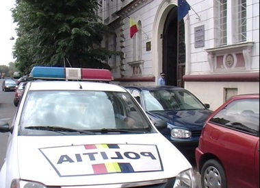 Arad: Cei doi bărbaţi care ar fi împuşcat pe stradă un bărbat s-au predat procurorilor
